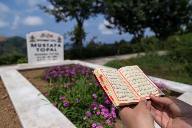 What is the dua for visiting the graveyard?